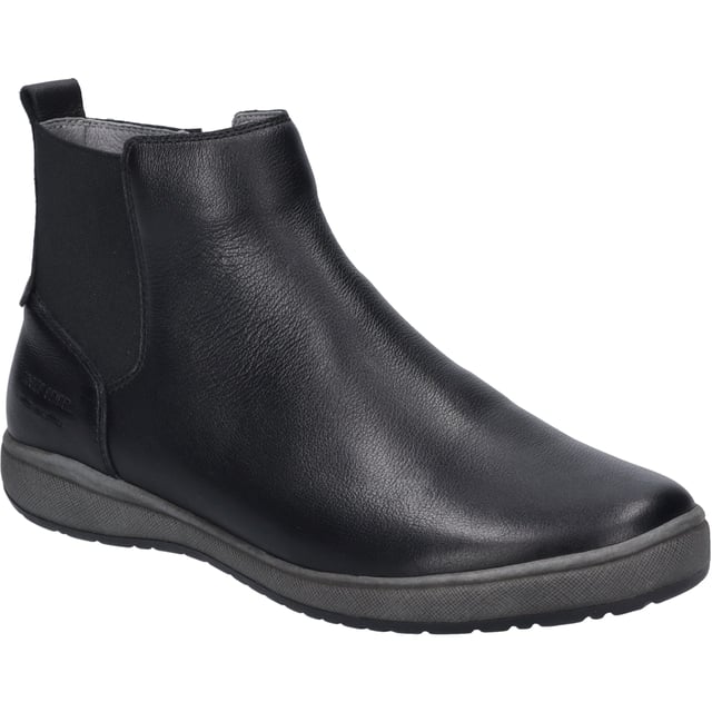Entdecke die perfekte Vereinigung von Tradition und modernem Tragegefühl mit der Stiefelette Caren 29 von JOSEF SEIBEL in klassischem Schwarz. Dieser Schuh, speziell für Damen konzipiert, repräsentiert das Beste aus zwei Welten: Die Eleganz, die man von einer etablierten Bequemschuhmarke erwartet, und die Funktionalität, die den Alltag bereichert. Gefertigt aus hochwertigem Nappa-Kalbsleder, bietet Caren 29 nicht nur eine ansprechende Optik, sondern auch eine Langlebigkeit, die man spürt. Das Obermaterial aus Leder harmoniert perfekt mit der grauen Sohle aus TR-light, einem Material, das für seine gute Rutschfestigkeit und außergewöhnliche Haltbarkeit bekannt ist, ohne dabei schwer zu sein. Die innovative Strobel-Machart, bei der der Schaft mit einer textilen Brandsohle vernäht wird, fördert nicht nur die Stabilität des Schuhs, sondern auch ein angenehmes Laufgefühl, das den ganzen Tag über anhält. Dank der herausnehmbaren Lederinnensohle ist es möglich, ein eigenes orthopädisches Fußbett zu verwenden, was die Flexibilität und den Tragekomfort zusätzlich erhöht. Ob bei einem gemütlichen Stadtbummel oder einem entspannten Treffen mit Freunden im Freien – die Caren 29 Stiefelette ist der ideale Begleiter für diverse Freizeitaktivitäten. Der Reißverschluss ermöglicht ein schnelles An- und Ausziehen, wodurch der Schuh zum unkomplizierten Alltagsbegleiter wird. Josef Seibel verpflichtet sich mit diesem Modell der Slow Fashion, was bedeutet, dass jeder Schuh mit Bedacht und unter Berücksichtigung von Perfektion in Passform und Funktion hergestellt wird, fernab von der Wegwerfmentalität der Fast Fashion. Die Kombination aus modernem Komfort und der Verwendung hochwertiger Materialien macht die Caren 29 Stiefelette zu einem besonderen Exemplar in jeder Garderobe. Erlebe, wie Tradition und zeitgemäße Ansprüche in einem Schuh auf einzigartige Weise verschmelzen.