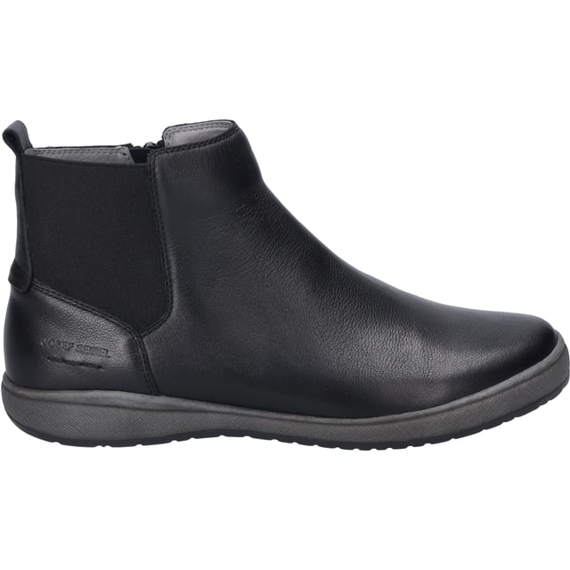 Entdecke die perfekte Vereinigung von Tradition und modernem Tragegefühl mit der Stiefelette Caren 29 von JOSEF SEIBEL in klassischem Schwarz. Dieser Schuh, speziell für Damen konzipiert, repräsentiert das Beste aus zwei Welten: Die Eleganz, die man von einer etablierten Bequemschuhmarke erwartet, und die Funktionalität, die den Alltag bereichert. Gefertigt aus hochwertigem Nappa-Kalbsleder, bietet Caren 29 nicht nur eine ansprechende Optik, sondern auch eine Langlebigkeit, die man spürt. Das Obermaterial aus Leder harmoniert perfekt mit der grauen Sohle aus TR-light, einem Material, das für seine gute Rutschfestigkeit und außergewöhnliche Haltbarkeit bekannt ist, ohne dabei schwer zu sein. Die innovative Strobel-Machart, bei der der Schaft mit einer textilen Brandsohle vernäht wird, fördert nicht nur die Stabilität des Schuhs, sondern auch ein angenehmes Laufgefühl, das den ganzen Tag über anhält. Dank der herausnehmbaren Lederinnensohle ist es möglich, ein eigenes orthopädisches Fußbett zu verwenden, was die Flexibilität und den Tragekomfort zusätzlich erhöht. Ob bei einem gemütlichen Stadtbummel oder einem entspannten Treffen mit Freunden im Freien – die Caren 29 Stiefelette ist der ideale Begleiter für diverse Freizeitaktivitäten. Der Reißverschluss ermöglicht ein schnelles An- und Ausziehen, wodurch der Schuh zum unkomplizierten Alltagsbegleiter wird. Josef Seibel verpflichtet sich mit diesem Modell der Slow Fashion, was bedeutet, dass jeder Schuh mit Bedacht und unter Berücksichtigung von Perfektion in Passform und Funktion hergestellt wird, fernab von der Wegwerfmentalität der Fast Fashion. Die Kombination aus modernem Komfort und der Verwendung hochwertiger Materialien macht die Caren 29 Stiefelette zu einem besonderen Exemplar in jeder Garderobe. Erlebe, wie Tradition und zeitgemäße Ansprüche in einem Schuh auf einzigartige Weise verschmelzen.