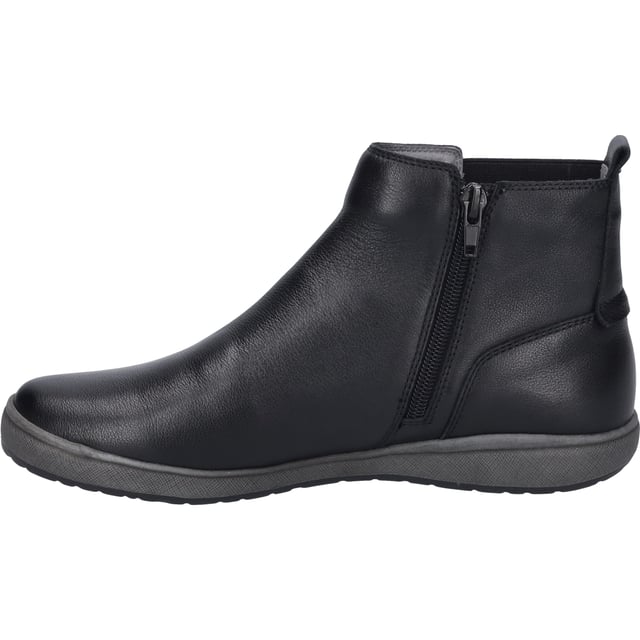 Entdecke die perfekte Vereinigung von Tradition und modernem Tragegefühl mit der Stiefelette Caren 29 von JOSEF SEIBEL in klassischem Schwarz. Dieser Schuh, speziell für Damen konzipiert, repräsentiert das Beste aus zwei Welten: Die Eleganz, die man von einer etablierten Bequemschuhmarke erwartet, und die Funktionalität, die den Alltag bereichert. Gefertigt aus hochwertigem Nappa-Kalbsleder, bietet Caren 29 nicht nur eine ansprechende Optik, sondern auch eine Langlebigkeit, die man spürt. Das Obermaterial aus Leder harmoniert perfekt mit der grauen Sohle aus TR-light, einem Material, das für seine gute Rutschfestigkeit und außergewöhnliche Haltbarkeit bekannt ist, ohne dabei schwer zu sein. Die innovative Strobel-Machart, bei der der Schaft mit einer textilen Brandsohle vernäht wird, fördert nicht nur die Stabilität des Schuhs, sondern auch ein angenehmes Laufgefühl, das den ganzen Tag über anhält. Dank der herausnehmbaren Lederinnensohle ist es möglich, ein eigenes orthopädisches Fußbett zu verwenden, was die Flexibilität und den Tragekomfort zusätzlich erhöht. Ob bei einem gemütlichen Stadtbummel oder einem entspannten Treffen mit Freunden im Freien – die Caren 29 Stiefelette ist der ideale Begleiter für diverse Freizeitaktivitäten. Der Reißverschluss ermöglicht ein schnelles An- und Ausziehen, wodurch der Schuh zum unkomplizierten Alltagsbegleiter wird. Josef Seibel verpflichtet sich mit diesem Modell der Slow Fashion, was bedeutet, dass jeder Schuh mit Bedacht und unter Berücksichtigung von Perfektion in Passform und Funktion hergestellt wird, fernab von der Wegwerfmentalität der Fast Fashion. Die Kombination aus modernem Komfort und der Verwendung hochwertiger Materialien macht die Caren 29 Stiefelette zu einem besonderen Exemplar in jeder Garderobe. Erlebe, wie Tradition und zeitgemäße Ansprüche in einem Schuh auf einzigartige Weise verschmelzen.