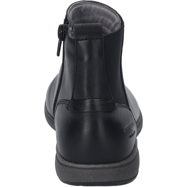 Entdecke die perfekte Vereinigung von Tradition und modernem Tragegefühl mit der Stiefelette Caren 29 von JOSEF SEIBEL in klassischem Schwarz. Dieser Schuh, speziell für Damen konzipiert, repräsentiert das Beste aus zwei Welten: Die Eleganz, die man von einer etablierten Bequemschuhmarke erwartet, und die Funktionalität, die den Alltag bereichert. Gefertigt aus hochwertigem Nappa-Kalbsleder, bietet Caren 29 nicht nur eine ansprechende Optik, sondern auch eine Langlebigkeit, die man spürt. Das Obermaterial aus Leder harmoniert perfekt mit der grauen Sohle aus TR-light, einem Material, das für seine gute Rutschfestigkeit und außergewöhnliche Haltbarkeit bekannt ist, ohne dabei schwer zu sein. Die innovative Strobel-Machart, bei der der Schaft mit einer textilen Brandsohle vernäht wird, fördert nicht nur die Stabilität des Schuhs, sondern auch ein angenehmes Laufgefühl, das den ganzen Tag über anhält. Dank der herausnehmbaren Lederinnensohle ist es möglich, ein eigenes orthopädisches Fußbett zu verwenden, was die Flexibilität und den Tragekomfort zusätzlich erhöht. Ob bei einem gemütlichen Stadtbummel oder einem entspannten Treffen mit Freunden im Freien – die Caren 29 Stiefelette ist der ideale Begleiter für diverse Freizeitaktivitäten. Der Reißverschluss ermöglicht ein schnelles An- und Ausziehen, wodurch der Schuh zum unkomplizierten Alltagsbegleiter wird. Josef Seibel verpflichtet sich mit diesem Modell der Slow Fashion, was bedeutet, dass jeder Schuh mit Bedacht und unter Berücksichtigung von Perfektion in Passform und Funktion hergestellt wird, fernab von der Wegwerfmentalität der Fast Fashion. Die Kombination aus modernem Komfort und der Verwendung hochwertiger Materialien macht die Caren 29 Stiefelette zu einem besonderen Exemplar in jeder Garderobe. Erlebe, wie Tradition und zeitgemäße Ansprüche in einem Schuh auf einzigartige Weise verschmelzen.