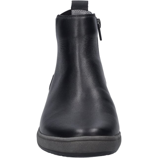 Entdecke die perfekte Vereinigung von Tradition und modernem Tragegefühl mit der Stiefelette Caren 29 von JOSEF SEIBEL in klassischem Schwarz. Dieser Schuh, speziell für Damen konzipiert, repräsentiert das Beste aus zwei Welten: Die Eleganz, die man von einer etablierten Bequemschuhmarke erwartet, und die Funktionalität, die den Alltag bereichert. Gefertigt aus hochwertigem Nappa-Kalbsleder, bietet Caren 29 nicht nur eine ansprechende Optik, sondern auch eine Langlebigkeit, die man spürt. Das Obermaterial aus Leder harmoniert perfekt mit der grauen Sohle aus TR-light, einem Material, das für seine gute Rutschfestigkeit und außergewöhnliche Haltbarkeit bekannt ist, ohne dabei schwer zu sein. Die innovative Strobel-Machart, bei der der Schaft mit einer textilen Brandsohle vernäht wird, fördert nicht nur die Stabilität des Schuhs, sondern auch ein angenehmes Laufgefühl, das den ganzen Tag über anhält. Dank der herausnehmbaren Lederinnensohle ist es möglich, ein eigenes orthopädisches Fußbett zu verwenden, was die Flexibilität und den Tragekomfort zusätzlich erhöht. Ob bei einem gemütlichen Stadtbummel oder einem entspannten Treffen mit Freunden im Freien – die Caren 29 Stiefelette ist der ideale Begleiter für diverse Freizeitaktivitäten. Der Reißverschluss ermöglicht ein schnelles An- und Ausziehen, wodurch der Schuh zum unkomplizierten Alltagsbegleiter wird. Josef Seibel verpflichtet sich mit diesem Modell der Slow Fashion, was bedeutet, dass jeder Schuh mit Bedacht und unter Berücksichtigung von Perfektion in Passform und Funktion hergestellt wird, fernab von der Wegwerfmentalität der Fast Fashion. Die Kombination aus modernem Komfort und der Verwendung hochwertiger Materialien macht die Caren 29 Stiefelette zu einem besonderen Exemplar in jeder Garderobe. Erlebe, wie Tradition und zeitgemäße Ansprüche in einem Schuh auf einzigartige Weise verschmelzen.