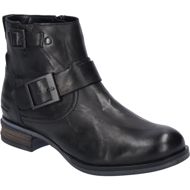 JOSEF SEIBEL präsentiert mit Stolz die Stiefelette Sanja 16 in elegantem Schwarz, eine Bereicherung für die Garderobe jeder Dame, die Wert auf Exklusivität und Bequemlichkeit legt. Gefertigt aus hochwertigem Schafsleder in Nappa-Qualität, vereint dieses Modell moderne Annehmlichkeiten mit traditionellem Handwerk. Die AGO-Machart, eine Innovation in der Schuhherstellung, sorgt für eine leichte und formbeständige Struktur, indem das Oberleder direkt mit der Unterseite der Innensohle verklebt und anschließend die Laufsohle aufgebracht wird. Diese Methode verspricht eine unübertroffene Haltbarkeit und ist ein Zeichen für die Handwerkskunst, die JOSEF SEIBEL seit Generationen auszeichnet. Die Sohle aus thermoplastischem Kautschuk bietet nicht nur eine hervorragende Rutschfestigkeit, sondern ist auch leichter als traditionelle Gummisohlen, was den Tragekomfort erhöht. Für kühle Wintertage ist Sanja 16 mit einem warmen Textilfutter ausgestattet, das die Füße angenehm warm hält. Dank der Möglichkeit, die Innensohle herauszunehmen, können eigene orthopädische Einlagen verwendet werden, was diesen Schuh besonders anpassungsfähig macht. Der praktische Reißverschluss erleichtert das An- und Ausziehen. Ob für den entspannten Spaziergang im Park oder den legeren Stadtbummel, dieser Schuh begleitet seine Trägerin zuverlässig und stilvoll. Josef Seibel steht für modernen Tragekomfort, Perfektion in Passform und Funktion sowie die Verwendung von hochwertigen Materialien. In der Sanja 16 Stiefelette verschmelzen diese Attribute zu einem Schuhwerk, das nicht nur durch seine Optik, sondern auch durch seine Funktionalität überzeugt. JOSEF SEIBEL verpflichtet sich der Slow Fashion, was bedeutet, dass jedes Paar Schuhe mit Bedacht und unter Berücksichtigung der Umwelt hergestellt wird. Ein wahres Meisterstück, das die Balance zwischen traditioneller Fertigungskunst und modernen Anforderungen an Komfort und Design hält.