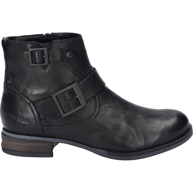 JOSEF SEIBEL präsentiert mit Stolz die Stiefelette Sanja 16 in elegantem Schwarz, eine Bereicherung für die Garderobe jeder Dame, die Wert auf Exklusivität und Bequemlichkeit legt. Gefertigt aus hochwertigem Schafsleder in Nappa-Qualität, vereint dieses Modell moderne Annehmlichkeiten mit traditionellem Handwerk. Die AGO-Machart, eine Innovation in der Schuhherstellung, sorgt für eine leichte und formbeständige Struktur, indem das Oberleder direkt mit der Unterseite der Innensohle verklebt und anschließend die Laufsohle aufgebracht wird. Diese Methode verspricht eine unübertroffene Haltbarkeit und ist ein Zeichen für die Handwerkskunst, die JOSEF SEIBEL seit Generationen auszeichnet. Die Sohle aus thermoplastischem Kautschuk bietet nicht nur eine hervorragende Rutschfestigkeit, sondern ist auch leichter als traditionelle Gummisohlen, was den Tragekomfort erhöht. Für kühle Wintertage ist Sanja 16 mit einem warmen Textilfutter ausgestattet, das die Füße angenehm warm hält. Dank der Möglichkeit, die Innensohle herauszunehmen, können eigene orthopädische Einlagen verwendet werden, was diesen Schuh besonders anpassungsfähig macht. Der praktische Reißverschluss erleichtert das An- und Ausziehen. Ob für den entspannten Spaziergang im Park oder den legeren Stadtbummel, dieser Schuh begleitet seine Trägerin zuverlässig und stilvoll. Josef Seibel steht für modernen Tragekomfort, Perfektion in Passform und Funktion sowie die Verwendung von hochwertigen Materialien. In der Sanja 16 Stiefelette verschmelzen diese Attribute zu einem Schuhwerk, das nicht nur durch seine Optik, sondern auch durch seine Funktionalität überzeugt. JOSEF SEIBEL verpflichtet sich der Slow Fashion, was bedeutet, dass jedes Paar Schuhe mit Bedacht und unter Berücksichtigung der Umwelt hergestellt wird. Ein wahres Meisterstück, das die Balance zwischen traditioneller Fertigungskunst und modernen Anforderungen an Komfort und Design hält.