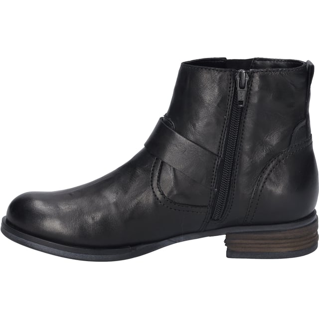 JOSEF SEIBEL präsentiert mit Stolz die Stiefelette Sanja 16 in elegantem Schwarz, eine Bereicherung für die Garderobe jeder Dame, die Wert auf Exklusivität und Bequemlichkeit legt. Gefertigt aus hochwertigem Schafsleder in Nappa-Qualität, vereint dieses Modell moderne Annehmlichkeiten mit traditionellem Handwerk. Die AGO-Machart, eine Innovation in der Schuhherstellung, sorgt für eine leichte und formbeständige Struktur, indem das Oberleder direkt mit der Unterseite der Innensohle verklebt und anschließend die Laufsohle aufgebracht wird. Diese Methode verspricht eine unübertroffene Haltbarkeit und ist ein Zeichen für die Handwerkskunst, die JOSEF SEIBEL seit Generationen auszeichnet. Die Sohle aus thermoplastischem Kautschuk bietet nicht nur eine hervorragende Rutschfestigkeit, sondern ist auch leichter als traditionelle Gummisohlen, was den Tragekomfort erhöht. Für kühle Wintertage ist Sanja 16 mit einem warmen Textilfutter ausgestattet, das die Füße angenehm warm hält. Dank der Möglichkeit, die Innensohle herauszunehmen, können eigene orthopädische Einlagen verwendet werden, was diesen Schuh besonders anpassungsfähig macht. Der praktische Reißverschluss erleichtert das An- und Ausziehen. Ob für den entspannten Spaziergang im Park oder den legeren Stadtbummel, dieser Schuh begleitet seine Trägerin zuverlässig und stilvoll. Josef Seibel steht für modernen Tragekomfort, Perfektion in Passform und Funktion sowie die Verwendung von hochwertigen Materialien. In der Sanja 16 Stiefelette verschmelzen diese Attribute zu einem Schuhwerk, das nicht nur durch seine Optik, sondern auch durch seine Funktionalität überzeugt. JOSEF SEIBEL verpflichtet sich der Slow Fashion, was bedeutet, dass jedes Paar Schuhe mit Bedacht und unter Berücksichtigung der Umwelt hergestellt wird. Ein wahres Meisterstück, das die Balance zwischen traditioneller Fertigungskunst und modernen Anforderungen an Komfort und Design hält.