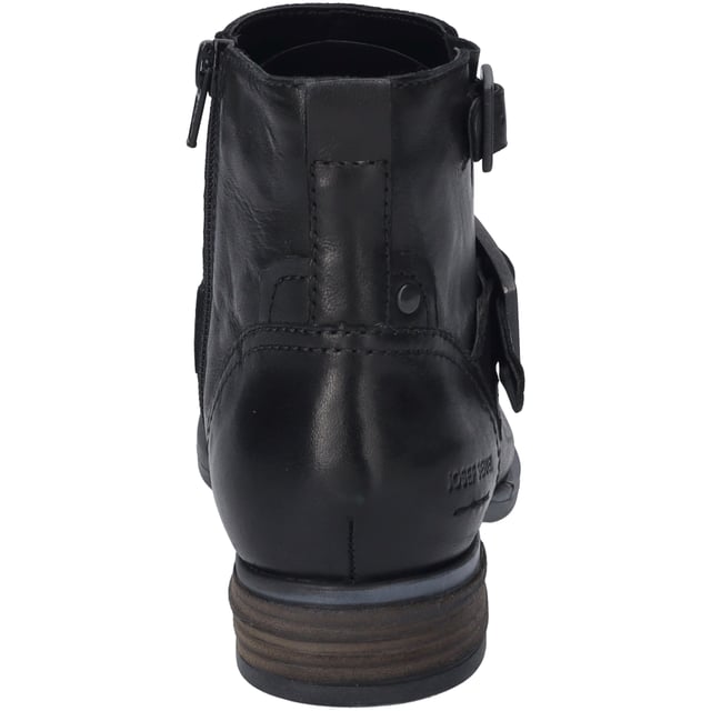 JOSEF SEIBEL präsentiert mit Stolz die Stiefelette Sanja 16 in elegantem Schwarz, eine Bereicherung für die Garderobe jeder Dame, die Wert auf Exklusivität und Bequemlichkeit legt. Gefertigt aus hochwertigem Schafsleder in Nappa-Qualität, vereint dieses Modell moderne Annehmlichkeiten mit traditionellem Handwerk. Die AGO-Machart, eine Innovation in der Schuhherstellung, sorgt für eine leichte und formbeständige Struktur, indem das Oberleder direkt mit der Unterseite der Innensohle verklebt und anschließend die Laufsohle aufgebracht wird. Diese Methode verspricht eine unübertroffene Haltbarkeit und ist ein Zeichen für die Handwerkskunst, die JOSEF SEIBEL seit Generationen auszeichnet. Die Sohle aus thermoplastischem Kautschuk bietet nicht nur eine hervorragende Rutschfestigkeit, sondern ist auch leichter als traditionelle Gummisohlen, was den Tragekomfort erhöht. Für kühle Wintertage ist Sanja 16 mit einem warmen Textilfutter ausgestattet, das die Füße angenehm warm hält. Dank der Möglichkeit, die Innensohle herauszunehmen, können eigene orthopädische Einlagen verwendet werden, was diesen Schuh besonders anpassungsfähig macht. Der praktische Reißverschluss erleichtert das An- und Ausziehen. Ob für den entspannten Spaziergang im Park oder den legeren Stadtbummel, dieser Schuh begleitet seine Trägerin zuverlässig und stilvoll. Josef Seibel steht für modernen Tragekomfort, Perfektion in Passform und Funktion sowie die Verwendung von hochwertigen Materialien. In der Sanja 16 Stiefelette verschmelzen diese Attribute zu einem Schuhwerk, das nicht nur durch seine Optik, sondern auch durch seine Funktionalität überzeugt. JOSEF SEIBEL verpflichtet sich der Slow Fashion, was bedeutet, dass jedes Paar Schuhe mit Bedacht und unter Berücksichtigung der Umwelt hergestellt wird. Ein wahres Meisterstück, das die Balance zwischen traditioneller Fertigungskunst und modernen Anforderungen an Komfort und Design hält.