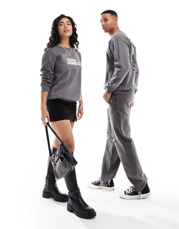ASOS DESIGN unisex grafisk sweatshirt med Olivia Rodrigo-tryck i kolgrå