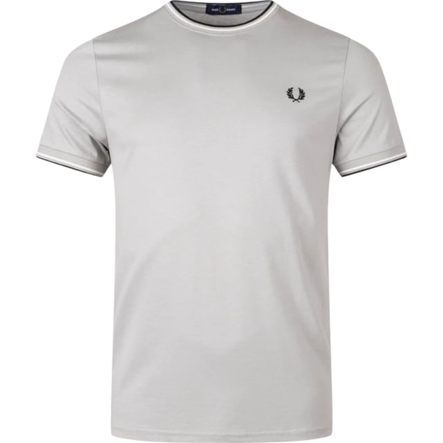 Fred Perry's classic t-shirt will always make a stylish impression. The modern-fit fit ensures the shirt falls slightly fitted along your body. The t-shirt is finished with the embroidered logo on the chest and the familiar stripes on the sleeves and neckline.