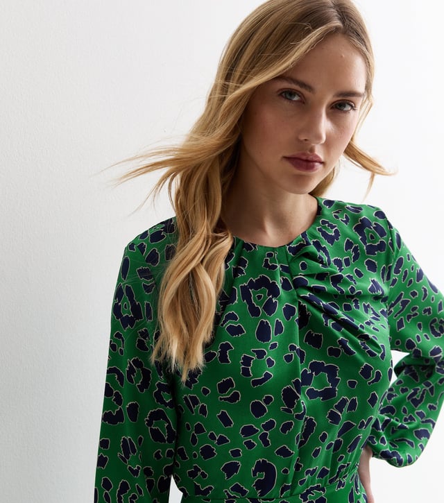 Der Inbegriff von Raffinesse - unser grünes Animal Twist Neck Long Sleeves Midi Dress. Mit einem subtilen Twist-Detail am Hals und langen Ärmeln strahlt dieses Kleid Eleganz und Anmut aus. Der vielseitige grüne Animal-Print verleiht diesem luxuriösen Kleidungsstück einen Hauch von Einzigartigkeit und macht es zu einem Must-Have für jede stilvolle Garderobe.