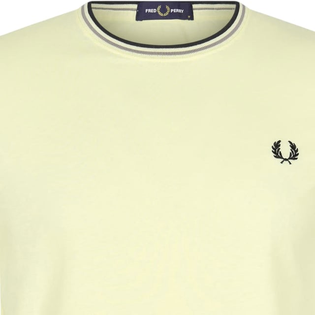 Fred Perry's classic t-shirt will always make a stylish impression. The modern-fit fit ensures the shirt falls slightly fitted along your body. The t-shirt is finished with the embroidered logo on the chest and the familiar stripes on the sleeves and neckline.