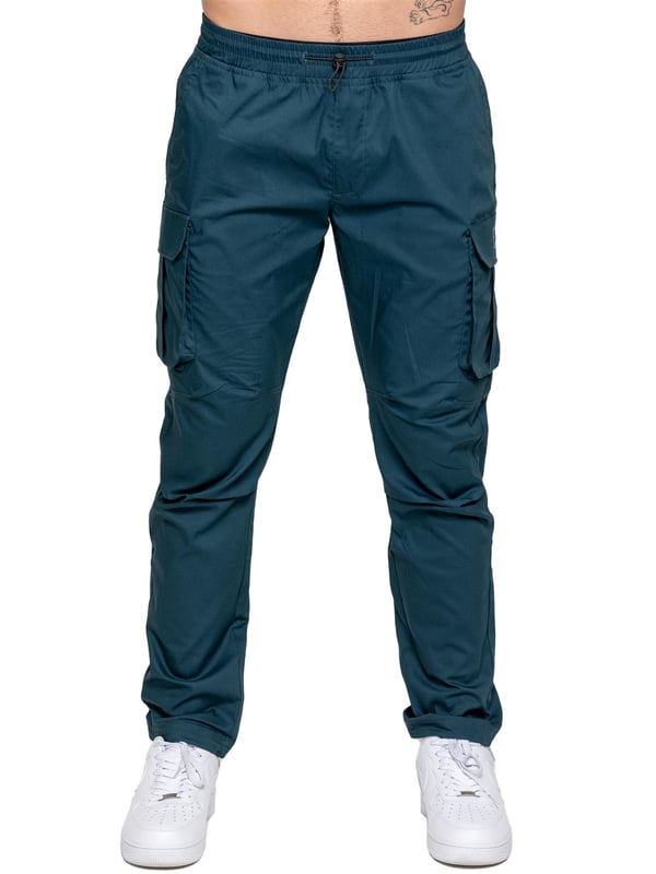 Bringe deinen Alltagsstil auf das nächste Level mit der Enzo Herren-Cargohose. Gefertigt aus hochwertigem Stretchstoff, bietet diese leichte Hose eine schmal zulaufende Passform für einen eleganten, modernen Look. Der elastische Bund mit verstellbarem Kordelzug ermöglicht eine individuelle Passform, während die verstellbaren Kordelzüge an den Knöcheln das Aussehen und Tragegefühl anpassbar machen. Mit zwei seitlichen Eingrifftaschen, zwei Cargotaschen mit sicherem Klettverschluss und einer einzelnen Paspeltasche hinten hast du ausreichend Platz für deine Essentials. Abgerundet mit einem Enzo-Print auf der Cargotasche.
