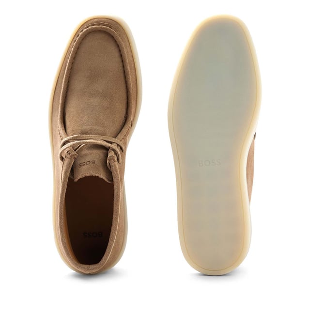 Men's Boss Clay Desert Boots in Beige Mens BOSS Clay Desert Boots in beige.- Suede leather upper.- Lace-up design.- Square shape and an apron toe.- Featuring logo accents and a signature-stripe trim.- Rubber sole.- Ref: 50480866-260