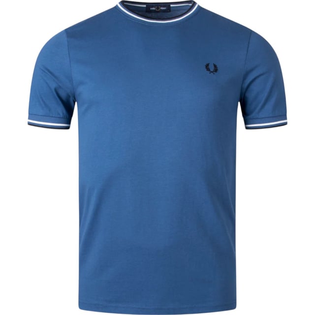 Fred Perry's classic t-shirt will always make a stylish impression. The modern-fit fit ensures the shirt falls slightly fitted along your body. The t-shirt is finished with the embroidered logo on the chest and the familiar stripes on the sleeves and neckline.
