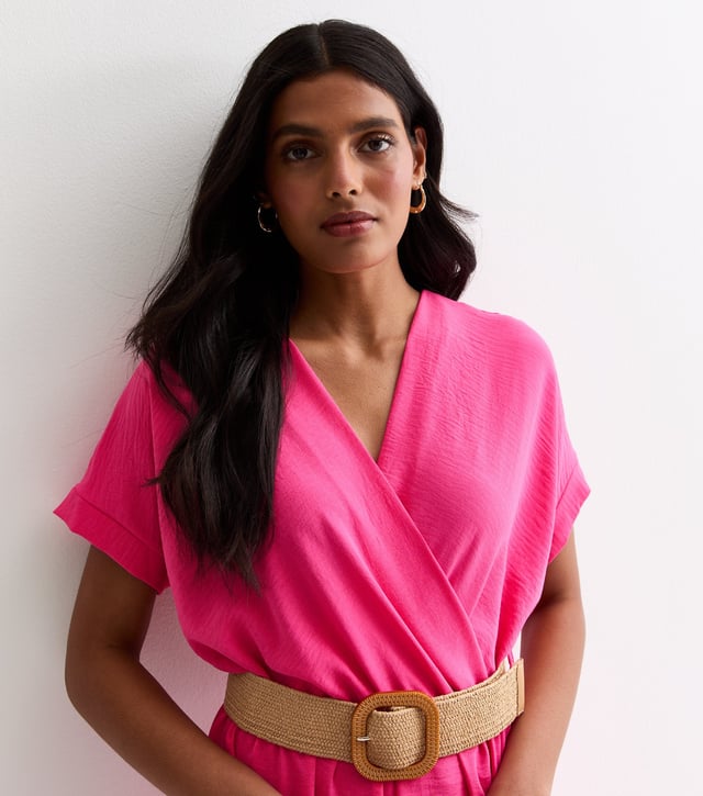 Geniet van moeiteloze elegantie met onze Roze Jumpsuit met korte mouwen en elastische tailleband. Deze jumpsuit is ontworpen met een flatterend elastiek in de taille en heeft een ceintuur om de taille aan te trekken en is perfect voor elke gelegenheid. De zachtroze kleur en korte mouwen voegen een vleugje vrouwelijkheid toe, waardoor het een must-have is voor elke modebewuste vrouw.