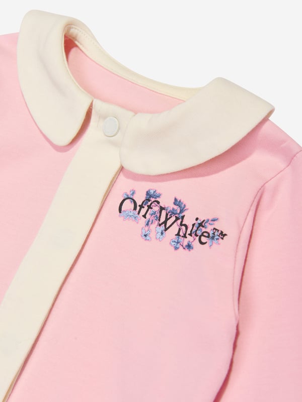 Introducing the Baby Girls Bookish Flowers Romper in Pink by Off_White - a haute couture staple for AW2024. Crafted with exquisite attention to detail, this piece merges fashion with comfort, ideal for your stylish little one. Key features of this luxurious romper include: Enchanting Floral Design: Eye-catching and chic, perfect for standout moments. Premium Fabric: Soft to the touch, ensuring all-day comfort for your baby girl. Elegant Craftsmanship: Impeccable stitching and finishes, embodying the quality of Off_White.Revitalise her wardrobe with this charming, high-end romper. Embrace style and comfort, order now!