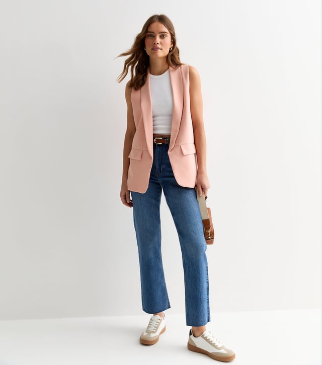 Presentamos nuestro chaleco largo a medida rosa, un complemento de lujo para su armario. Confeccionado en un delicado tono rubor y confeccionado a la perfección, este chaleco irradia elegancia y sofisticación. Eleve cualquier atuendo con su silueta larga y añada un toque de lujo a su armario.