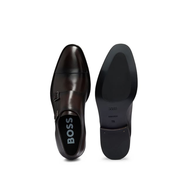 Heren Boss Derrek Monk in bruin Heren BOSS Derrek Monk in bruin.- Bovenwerk in leer.- Dubbele monkstrap met gesp.- Amandelvormige teen.- Gestapelde houten zool.- Ref: 50492226202