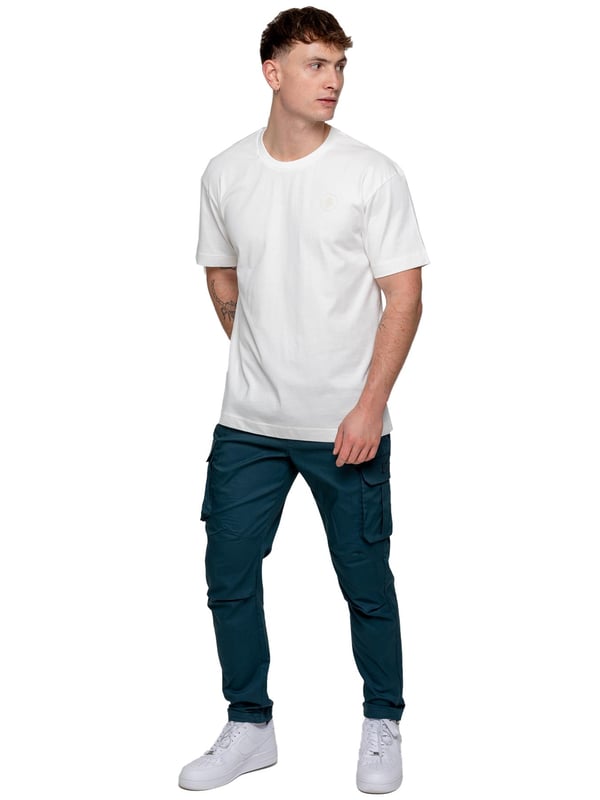Bringe deinen Alltagsstil auf das nächste Level mit der Enzo Herren-Cargohose. Gefertigt aus hochwertigem Stretchstoff, bietet diese leichte Hose eine schmal zulaufende Passform für einen eleganten, modernen Look. Der elastische Bund mit verstellbarem Kordelzug ermöglicht eine individuelle Passform, während die verstellbaren Kordelzüge an den Knöcheln das Aussehen und Tragegefühl anpassbar machen. Mit zwei seitlichen Eingrifftaschen, zwei Cargotaschen mit sicherem Klettverschluss und einer einzelnen Paspeltasche hinten hast du ausreichend Platz für deine Essentials. Abgerundet mit einem Enzo-Print auf der Cargotasche.