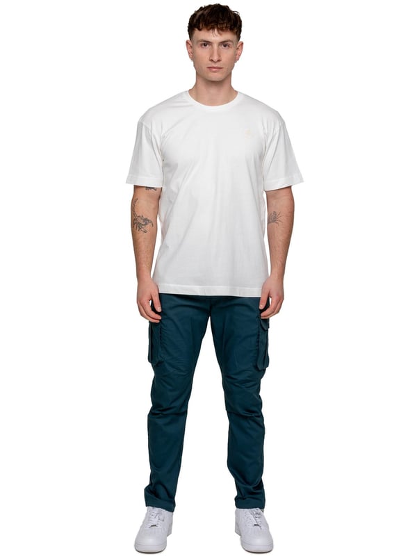 Bringe deinen Alltagsstil auf das nächste Level mit der Enzo Herren-Cargohose. Gefertigt aus hochwertigem Stretchstoff, bietet diese leichte Hose eine schmal zulaufende Passform für einen eleganten, modernen Look. Der elastische Bund mit verstellbarem Kordelzug ermöglicht eine individuelle Passform, während die verstellbaren Kordelzüge an den Knöcheln das Aussehen und Tragegefühl anpassbar machen. Mit zwei seitlichen Eingrifftaschen, zwei Cargotaschen mit sicherem Klettverschluss und einer einzelnen Paspeltasche hinten hast du ausreichend Platz für deine Essentials. Abgerundet mit einem Enzo-Print auf der Cargotasche.