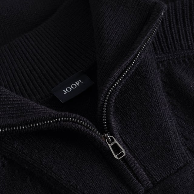 Einfarbiger Pullover für Herren von der Marke JOOP!. Hochwertiger Woll-Mix, Feinstrick mit Rippstrick kombiniert, Troyer-Kragen mit Reißverschluss.