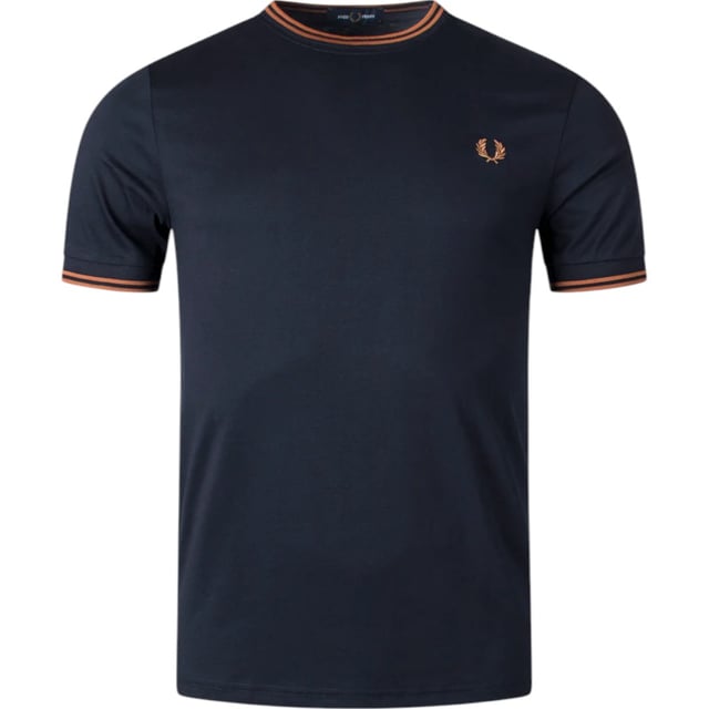 Fred Perry's classic t-shirt will always make a stylish impression. The modern-fit fit ensures the shirt falls slightly fitted along your body. The t-shirt is finished with the embroidered logo on the chest and the familiar stripes on the sleeves and neckline.