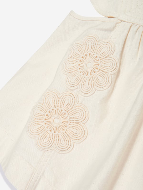 Elevate your child's fashion with the Girls Halliday Denim Top in Ivory by Zimmermann, essential for AW2024. Each detail is carefully crafted to ensure style and comfort: Luxurious Ivory Denim: Crafted in premium ivory denim, perfect for stylish occasions. Chic Minimalist Design: Combines elegance and simplicity, offering versatility and timeless appeal. Exceptional Comfort: Soft fabric ensures comfort throughout the day, ideal for both play and parties.Enhance her wardrobe with the sophistication of Zimmermann. Discover the blend of luxury and playfulness in the Girls Halliday Denim Top. Order now and watch her charm the world in impeccable style!