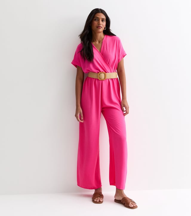 Geniet van moeiteloze elegantie met onze Roze Jumpsuit met korte mouwen en elastische tailleband. Deze jumpsuit is ontworpen met een flatterend elastiek in de taille en heeft een ceintuur om de taille aan te trekken en is perfect voor elke gelegenheid. De zachtroze kleur en korte mouwen voegen een vleugje vrouwelijkheid toe, waardoor het een must-have is voor elke modebewuste vrouw.