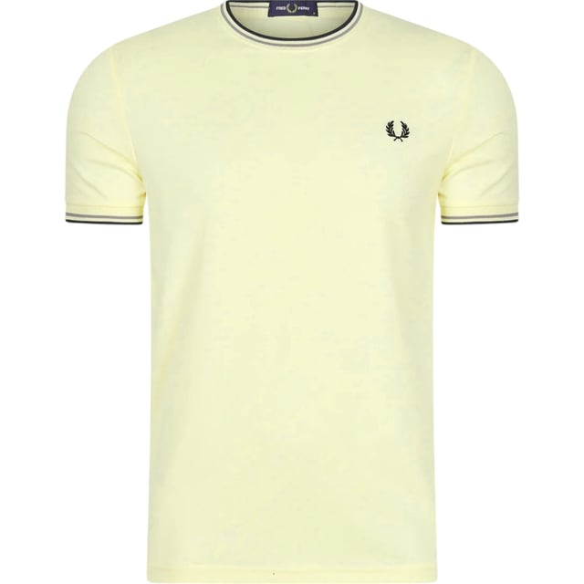 Fred Perry's classic t-shirt will always make a stylish impression. The modern-fit fit ensures the shirt falls slightly fitted along your body. The t-shirt is finished with the embroidered logo on the chest and the familiar stripes on the sleeves and neckline.
