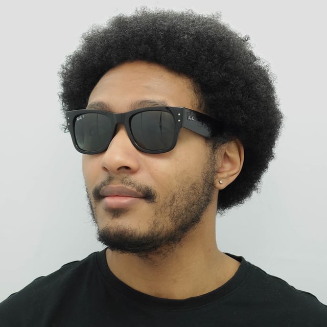 Las gafas de sol Ray-Ban Square Unisex Pulidas Negro Verde Polarizadas RB0840S Mega Wayfarer están fabricadas con precisión y estilo. Estas gafas de sol tienen una montura atrevida y de gran tamaño que irradia confianza y sofisticación. Las líneas limpias y la silueta llamativa ofrecen un diseño progresivo y una protección UV excepcional, manteniendo sus ojos protegidos al tiempo que hace una declaración de moda audaz.