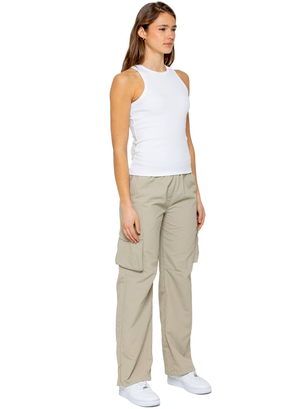 Blijf moeiteloos stijlvol met de Enzo Parachute Cargo Broek voor dames. Gemaakt van lichtgewicht, gekreukte polyesterstof, met een relaxed fit, wijde pijpen en een elastische tailleband met verstelbaar trekkoord voor ultiem draagcomfort. Dankzij meerdere zakken – waaronder cargozakken met klittenbandsluiting – en verstelbare trekkoorden aan de zoom, combineren deze utility-geïnspireerde broeken functionaliteit met streetwear flair. Ideaal voor een casual of off-duty look.