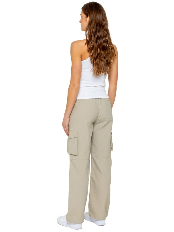Blijf moeiteloos stijlvol met de Enzo Parachute Cargo Broek voor dames. Gemaakt van lichtgewicht, gekreukte polyesterstof, met een relaxed fit, wijde pijpen en een elastische tailleband met verstelbaar trekkoord voor ultiem draagcomfort. Dankzij meerdere zakken – waaronder cargozakken met klittenbandsluiting – en verstelbare trekkoorden aan de zoom, combineren deze utility-geïnspireerde broeken functionaliteit met streetwear flair. Ideaal voor een casual of off-duty look.