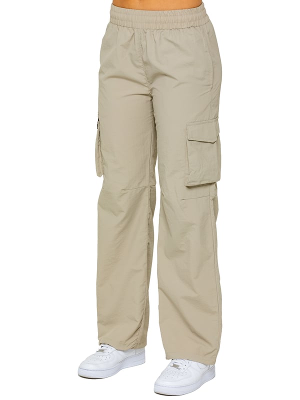 Blijf moeiteloos stijlvol met de Enzo Parachute Cargo Broek voor dames. Gemaakt van lichtgewicht, gekreukte polyesterstof, met een relaxed fit, wijde pijpen en een elastische tailleband met verstelbaar trekkoord voor ultiem draagcomfort. Dankzij meerdere zakken – waaronder cargozakken met klittenbandsluiting – en verstelbare trekkoorden aan de zoom, combineren deze utility-geïnspireerde broeken functionaliteit met streetwear flair. Ideaal voor een casual of off-duty look.