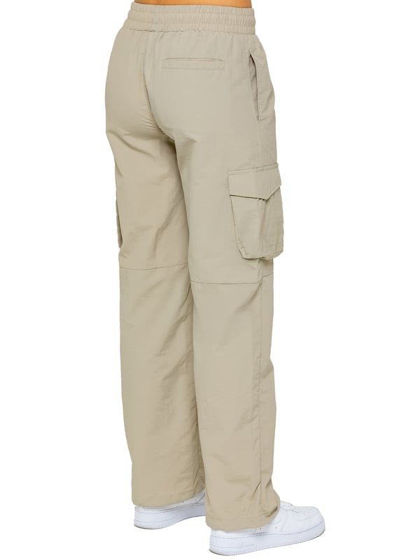 Blijf moeiteloos stijlvol met de Enzo Parachute Cargo Broek voor dames. Gemaakt van lichtgewicht, gekreukte polyesterstof, met een relaxed fit, wijde pijpen en een elastische tailleband met verstelbaar trekkoord voor ultiem draagcomfort. Dankzij meerdere zakken – waaronder cargozakken met klittenbandsluiting – en verstelbare trekkoorden aan de zoom, combineren deze utility-geïnspireerde broeken functionaliteit met streetwear flair. Ideaal voor een casual of off-duty look.