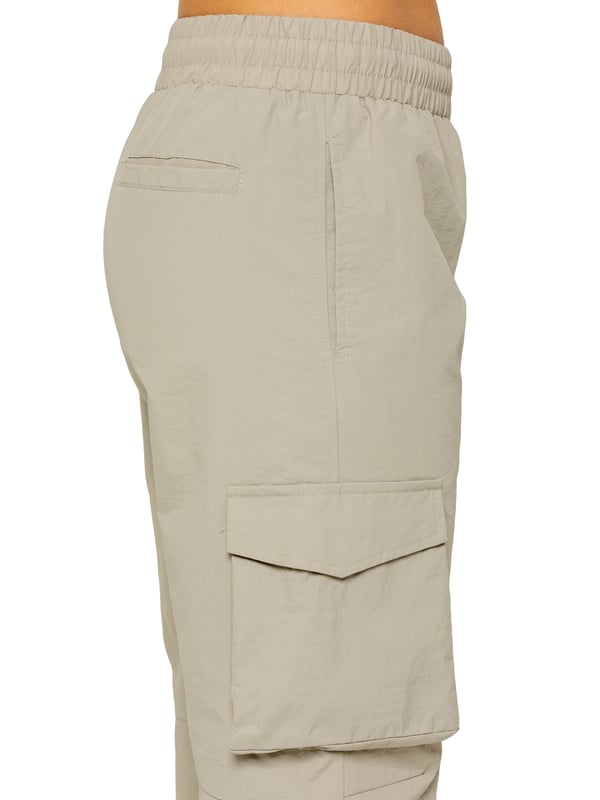 Blijf moeiteloos stijlvol met de Enzo Parachute Cargo Broek voor dames. Gemaakt van lichtgewicht, gekreukte polyesterstof, met een relaxed fit, wijde pijpen en een elastische tailleband met verstelbaar trekkoord voor ultiem draagcomfort. Dankzij meerdere zakken – waaronder cargozakken met klittenbandsluiting – en verstelbare trekkoorden aan de zoom, combineren deze utility-geïnspireerde broeken functionaliteit met streetwear flair. Ideaal voor een casual of off-duty look.