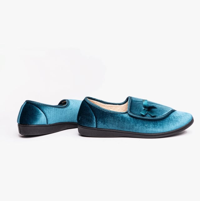 Dr Keller Dr Keller VIOLA Womens Slippers Blue

 Upper Material: Textile

Lining Material: Textile

Sole Material: Synthetic

Closure/Fastening: Touch Fasten

Features: Comfort,Warm Lining

Toe Shape: Round

Shoe Width: Relaxed

Item Weight: 0.6 KG

Heel Height: Flat (Under 2.5cm)

Slipper Style: Full Slipper

Gift Boxed: No
Product Code: B1114-BLU