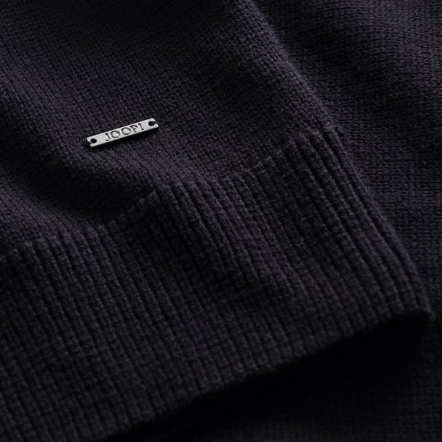 Einfarbiger Pullover für Herren von der Marke JOOP!. Hochwertiger Woll-Mix, Feinstrick mit Rippstrick kombiniert, Troyer-Kragen mit Reißverschluss.