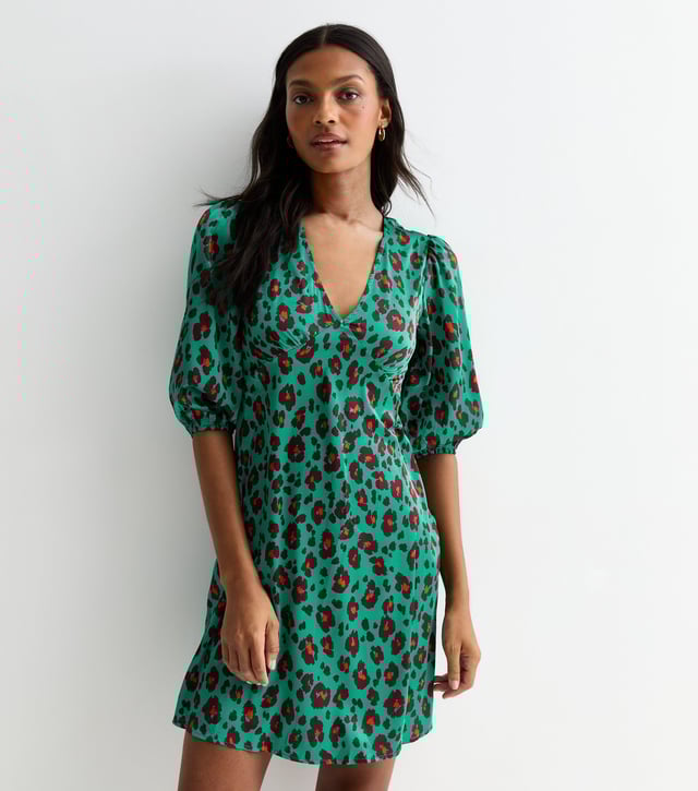 Disfruta de un toque salvaje con nuestro minivestido con cuello en V y estampado animal verde. Con un diseño atemporal de cuello en V y un atrevido estampado animal, este minivestido irradia lujo y sofisticación. Perfecto para cualquier ocasión, elevará sin esfuerzo tu vestuario con su estilo exclusivo y elegante.