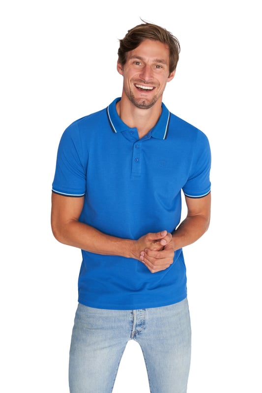 Mario Russo polotröja för män. Pikén är tillverkad i 100% bomull och har en normal passform.  Varumärke: Mario RussoModellnamn: Tipped Polo EdwardKategori: polo för mänMaterial: bomullFärg: blå, svart