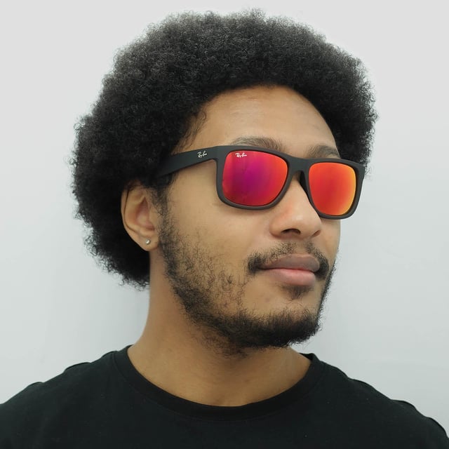 Las gafas de sol Ray-Ban Justin 4165 622 / 6Q Rubber Black Red Mirror están inspiradas en las Wayfarer 2140 originales y son uno de los diseños más cool de toda la colección Ray-Ban. Justin es un estilo atrevido con lentes grandes y cuadradas que se adaptan a la mayoría de formas de cara y comparten las mismas patillas aladas que las clásicas 2140. La montura de plástico propionato es superligera para mayor comodidad y también están disponibles en colores vivos y frescos como las opciones tradicionales. Las Ray-Ban Justin forman parte de la colección Highstreet, lo que las convierte en una opción asequible.