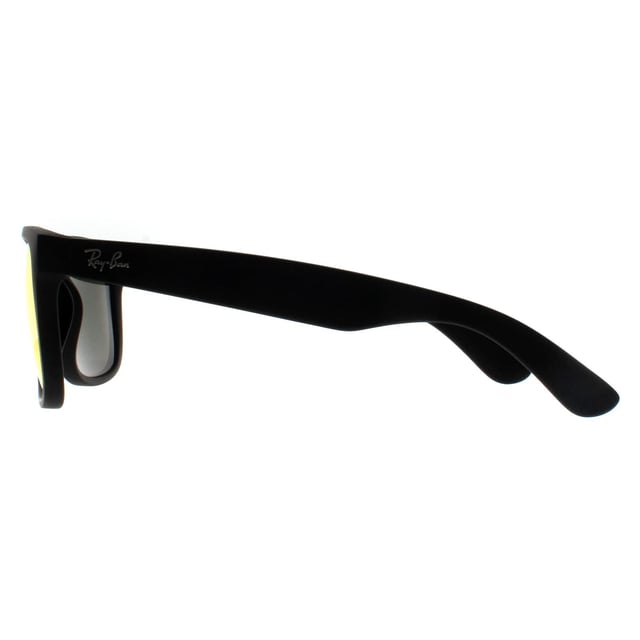 Las gafas de sol Ray-Ban Justin 4165 622 / 6Q Rubber Black Red Mirror están inspiradas en las Wayfarer 2140 originales y son uno de los diseños más cool de toda la colección Ray-Ban. Justin es un estilo atrevido con lentes grandes y cuadradas que se adaptan a la mayoría de formas de cara y comparten las mismas patillas aladas que las clásicas 2140. La montura de plástico propionato es superligera para mayor comodidad y también están disponibles en colores vivos y frescos como las opciones tradicionales. Las Ray-Ban Justin forman parte de la colección Highstreet, lo que las convierte en una opción asequible.