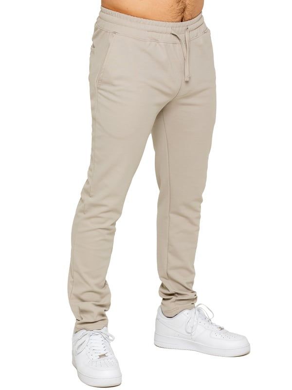 Werten Sie Ihren Alltagsstil mit den Enzo Smart Stretch Joggers auf, die sowohl für Komfort als auch Vielseitigkeit entwickelt wurden. Mit einem elastischen Bund und einem verstellbaren Kordelzug bieten diese Jogginghosen eine sichere und individuelle Passform. Das gerade Bein-Design sorgt für einen modernen, schlanken Look, während der hochwertige Stretchstoff maximale Flexibilität und ganztägigen Komfort bietet. Funktional und stilvoll, ausgestattet mit zwei seitlichen Eingrifftaschen und zwei Gesäßleistentaschen. Diese Jogginghosen sind die perfekte Mischung aus smarter Schneiderkunst und entspannter Tragbarkeit.