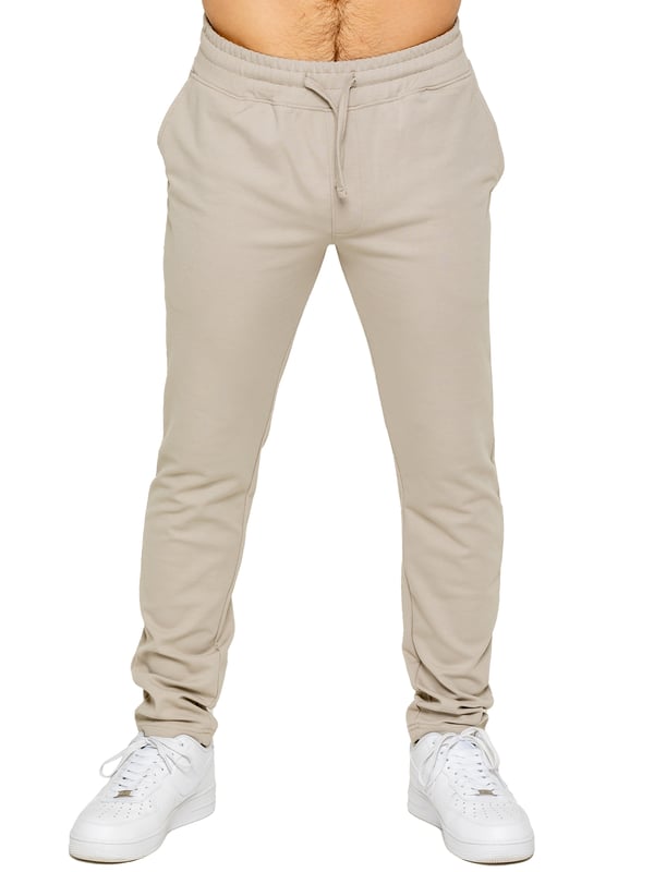 Werten Sie Ihren Alltagsstil mit den Enzo Smart Stretch Joggers auf, die sowohl für Komfort als auch Vielseitigkeit entwickelt wurden. Mit einem elastischen Bund und einem verstellbaren Kordelzug bieten diese Jogginghosen eine sichere und individuelle Passform. Das gerade Bein-Design sorgt für einen modernen, schlanken Look, während der hochwertige Stretchstoff maximale Flexibilität und ganztägigen Komfort bietet. Funktional und stilvoll, ausgestattet mit zwei seitlichen Eingrifftaschen und zwei Gesäßleistentaschen. Diese Jogginghosen sind die perfekte Mischung aus smarter Schneiderkunst und entspannter Tragbarkeit.