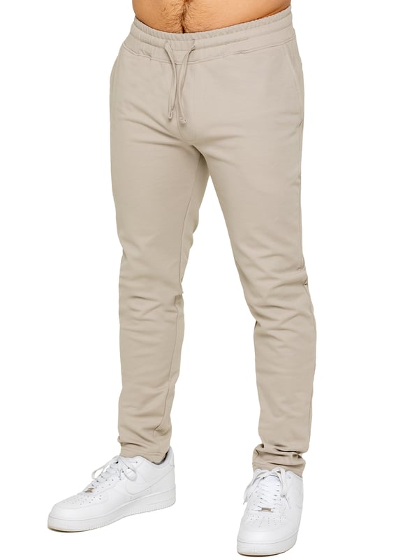 Werten Sie Ihren Alltagsstil mit den Enzo Smart Stretch Joggers auf, die sowohl für Komfort als auch Vielseitigkeit entwickelt wurden. Mit einem elastischen Bund und einem verstellbaren Kordelzug bieten diese Jogginghosen eine sichere und individuelle Passform. Das gerade Bein-Design sorgt für einen modernen, schlanken Look, während der hochwertige Stretchstoff maximale Flexibilität und ganztägigen Komfort bietet. Funktional und stilvoll, ausgestattet mit zwei seitlichen Eingrifftaschen und zwei Gesäßleistentaschen. Diese Jogginghosen sind die perfekte Mischung aus smarter Schneiderkunst und entspannter Tragbarkeit.