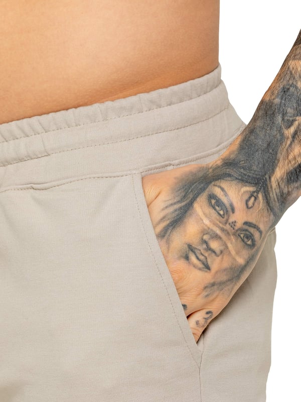 Werten Sie Ihren Alltagsstil mit den Enzo Smart Stretch Joggers auf, die sowohl für Komfort als auch Vielseitigkeit entwickelt wurden. Mit einem elastischen Bund und einem verstellbaren Kordelzug bieten diese Jogginghosen eine sichere und individuelle Passform. Das gerade Bein-Design sorgt für einen modernen, schlanken Look, während der hochwertige Stretchstoff maximale Flexibilität und ganztägigen Komfort bietet. Funktional und stilvoll, ausgestattet mit zwei seitlichen Eingrifftaschen und zwei Gesäßleistentaschen. Diese Jogginghosen sind die perfekte Mischung aus smarter Schneiderkunst und entspannter Tragbarkeit.