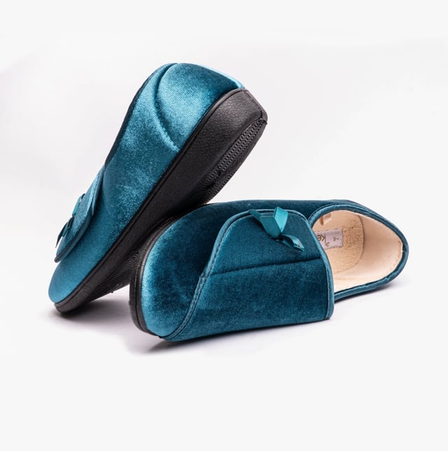 Dr Keller Dr Keller VIOLA Womens Slippers Blue

 Upper Material: Textile

Lining Material: Textile

Sole Material: Synthetic

Closure/Fastening: Touch Fasten

Features: Comfort,Warm Lining

Toe Shape: Round

Shoe Width: Relaxed

Item Weight: 0.6 KG

Heel Height: Flat (Under 2.5cm)

Slipper Style: Full Slipper

Gift Boxed: No
Product Code: B1114-BLU