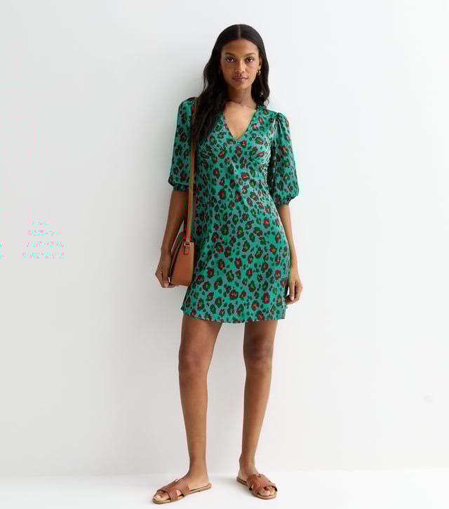 Disfruta de un toque salvaje con nuestro minivestido con cuello en V y estampado animal verde. Con un diseño atemporal de cuello en V y un atrevido estampado animal, este minivestido irradia lujo y sofisticación. Perfecto para cualquier ocasión, elevará sin esfuerzo tu vestuario con su estilo exclusivo y elegante.