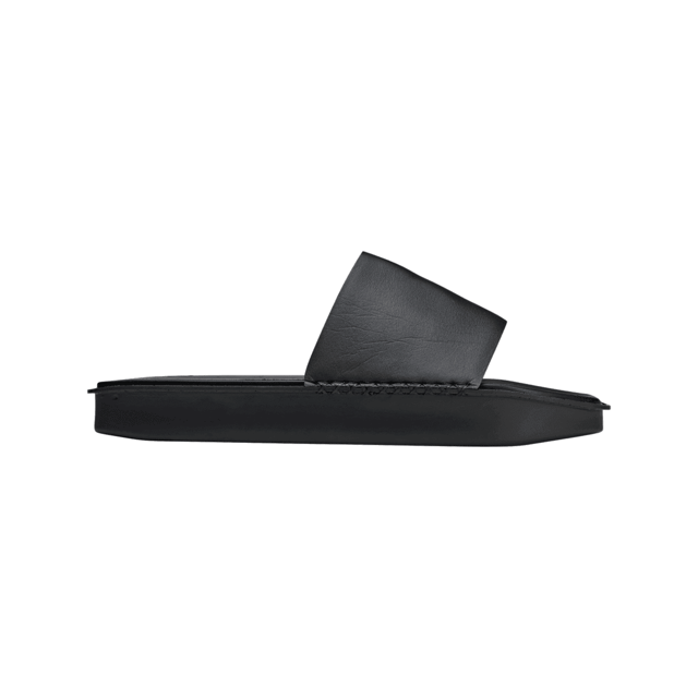 Y-3 Water Slides in zwart.Handgemaakte details accentueren het minimalistische ontwerp van de Y-3 Water Slides. Het EVA voetbed met textuur is gemaakt met opzettelijke onregelmatigheden bovenop. De buitenzool knipoogt naar de beroemde adidas Adilette slides en is afgewerkt met Yohji's handtekening aan de onderkant. Minimalistische Y-3 slides met verrassende textuur.- Slip-on.- Polyurethaan bovenkant.- Synthetisch suède achterkant op bovenkant.- EVA voetbed.- Y-3 logo.- Ref: FZ6423