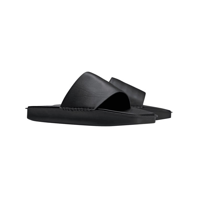 Y-3 Water Slides in zwart.Handgemaakte details accentueren het minimalistische ontwerp van de Y-3 Water Slides. Het EVA voetbed met textuur is gemaakt met opzettelijke onregelmatigheden bovenop. De buitenzool knipoogt naar de beroemde adidas Adilette slides en is afgewerkt met Yohji's handtekening aan de onderkant. Minimalistische Y-3 slides met verrassende textuur.- Slip-on.- Polyurethaan bovenkant.- Synthetisch suède achterkant op bovenkant.- EVA voetbed.- Y-3 logo.- Ref: FZ6423