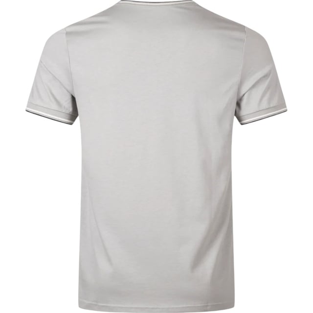 Fred Perry's classic t-shirt will always make a stylish impression. The modern-fit fit ensures the shirt falls slightly fitted along your body. The t-shirt is finished with the embroidered logo on the chest and the familiar stripes on the sleeves and neckline.