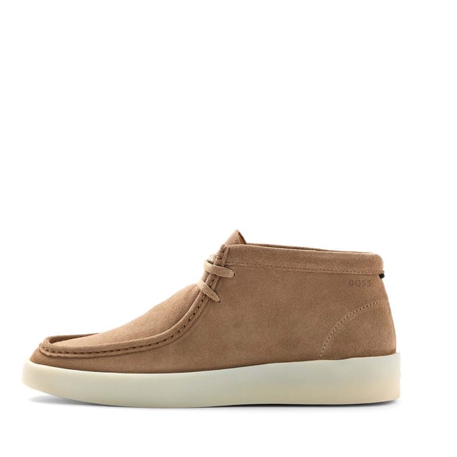 Men's Boss Clay Desert Boots in Beige Mens BOSS Clay Desert Boots in beige.- Suede leather upper.- Lace-up design.- Square shape and an apron toe.- Featuring logo accents and a signature-stripe trim.- Rubber sole.- Ref: 50480866-260