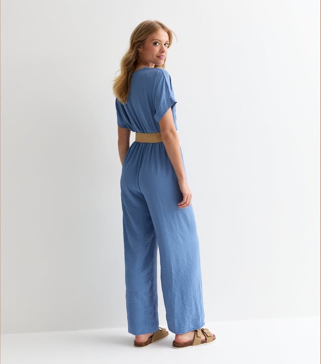 Déjate llevar por la elegancia y la sofisticación con nuestro jersey azul claro de manga corta y cintura elástica con cinturón. Esta prenda versátil, que combina a la perfección comodidad y estilo, realzará tu vestuario con su silueta desenfadada y su elegante cintura con cinturón. Disfruta del lujo y marca tendencia con esta prenda imprescindible.